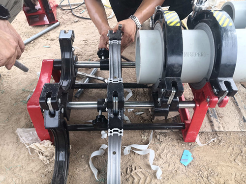 第一步將管體接口處固定在熱熔支架上