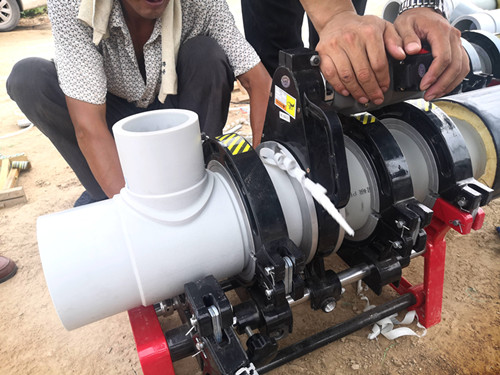 第三步將需要焊接的管件與彎頭用銑刀進(jìn)行清潔